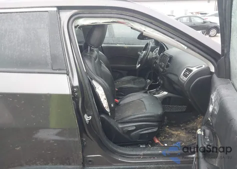 2018 Jeep Compass Latitude 4X4 z USA, uszkodzony, nr VIN 3C4NJDBB8JT162746